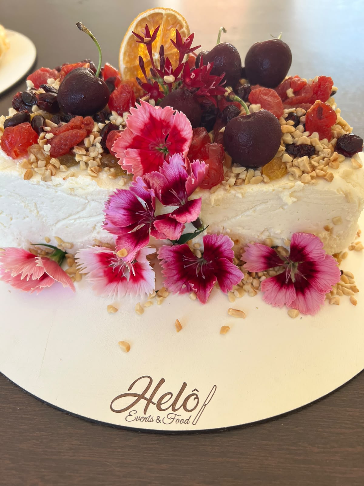Bolo autoral com flores comestíveis preparado pela Helô Events & Food