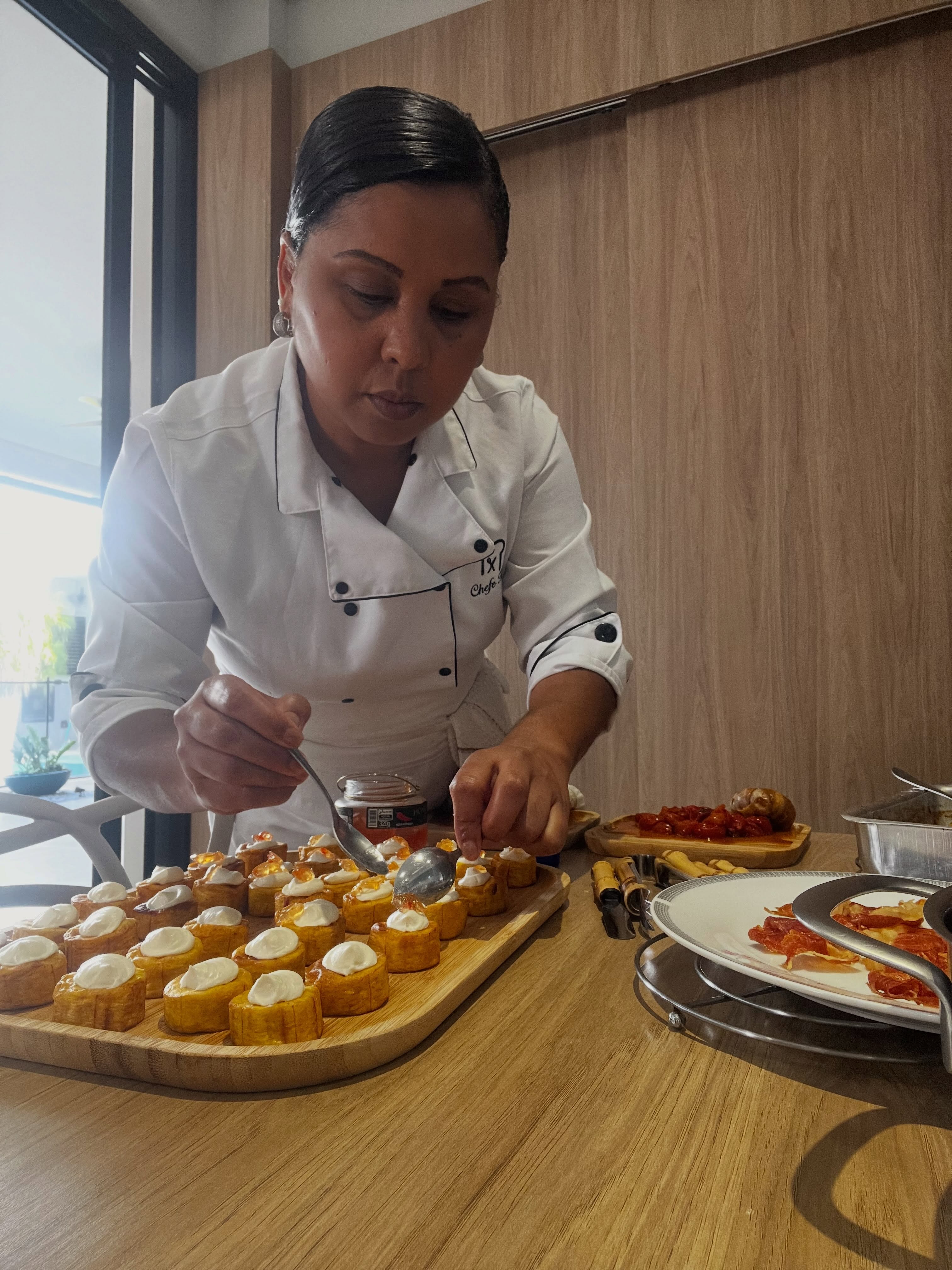 Chef Heloise Ferreira finalizando entradas durante um atendimento
