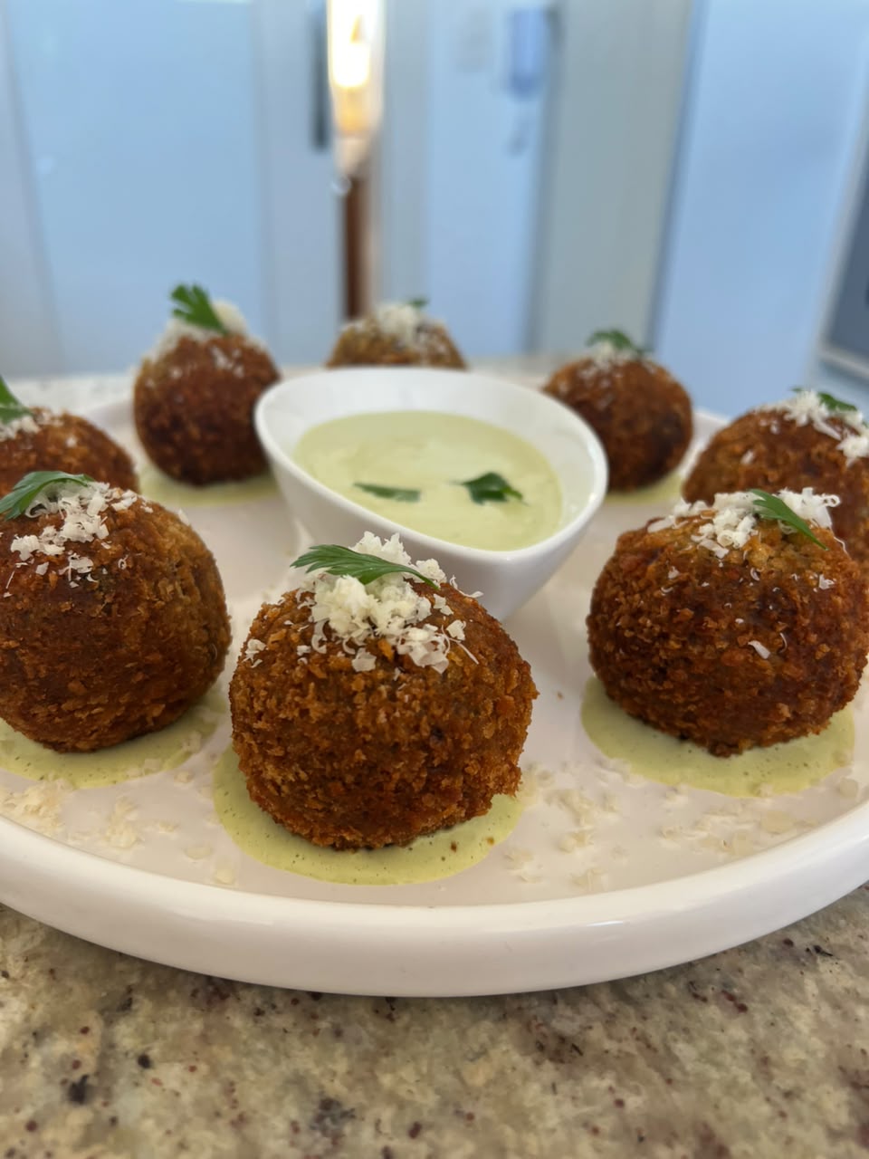 Croquetes artesanais da Chef Helô servidos com molho cremoso