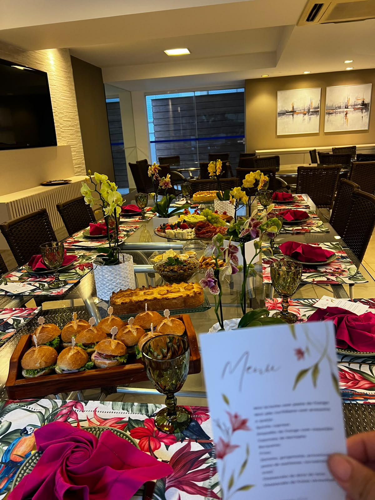 Mesa posta com menu e preparos da Delícias da Helô para uma celebração