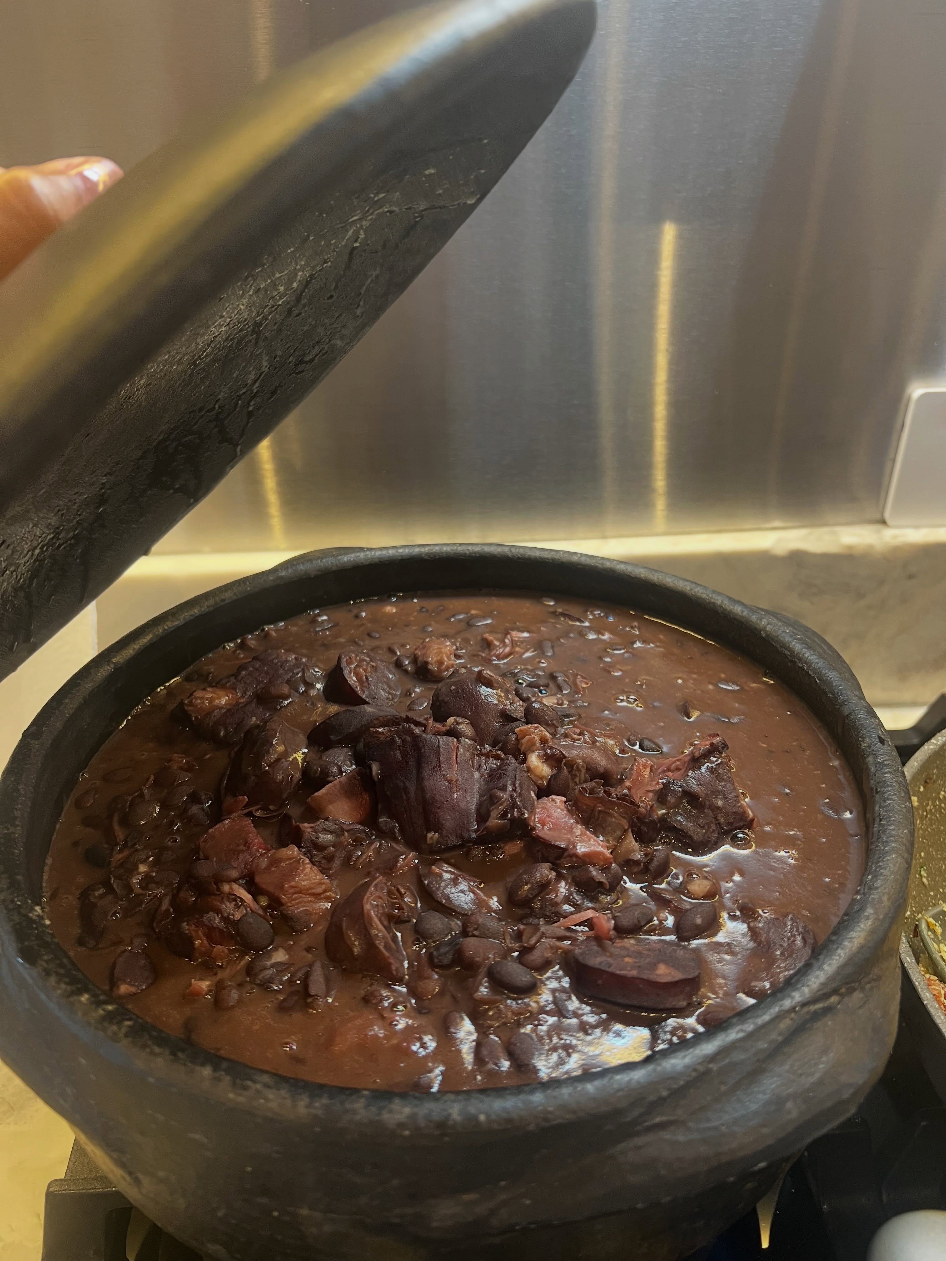 Feijoada artesanal preparada pela Chef Helô
