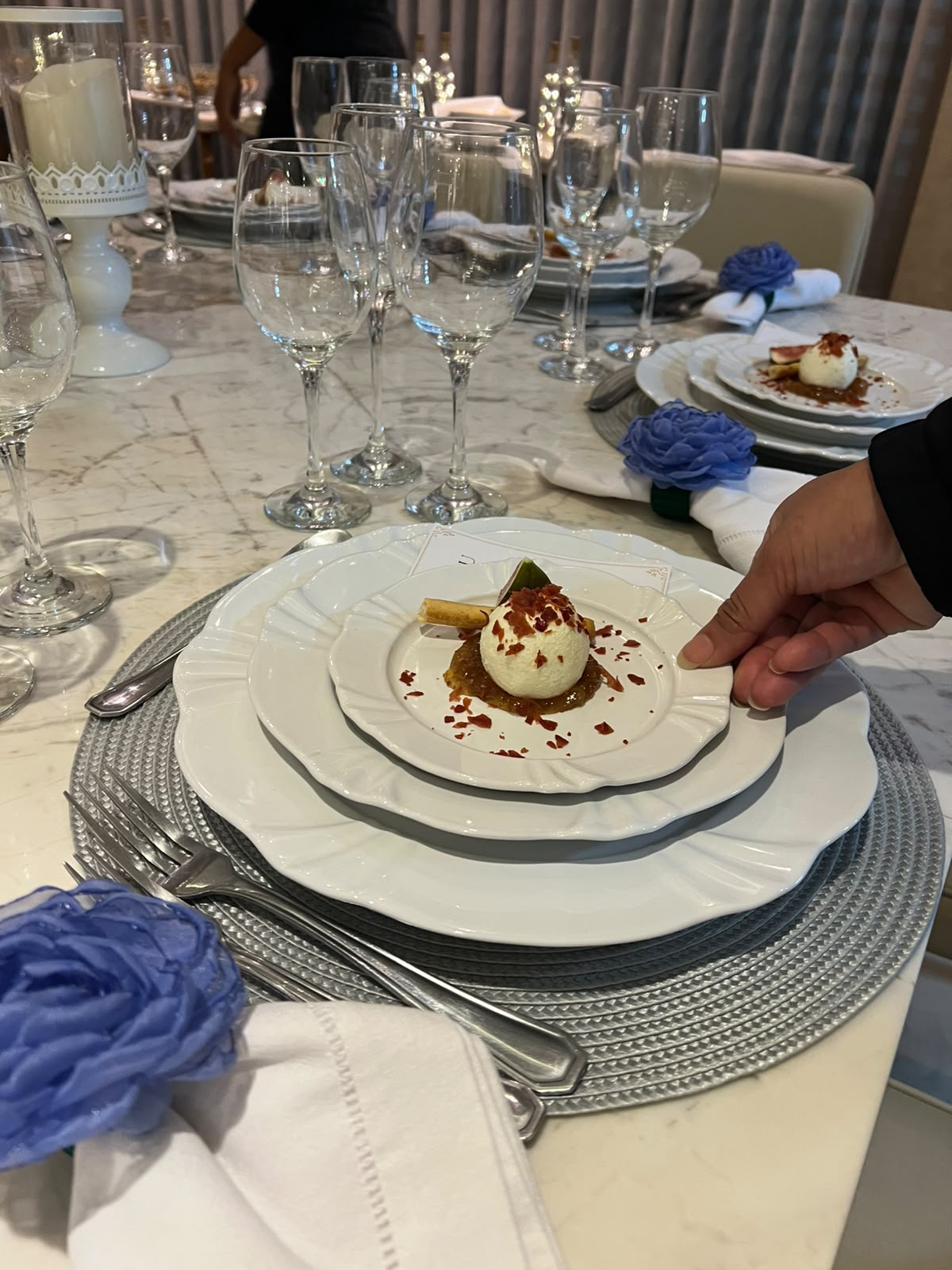 Mesa posta com sobremesa sendo servida em uma celebração da Chef Helô