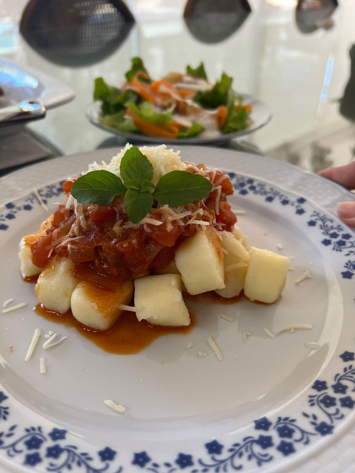 Nhoque ao molho de tomate e manjericão preparado pela Chef Helô
