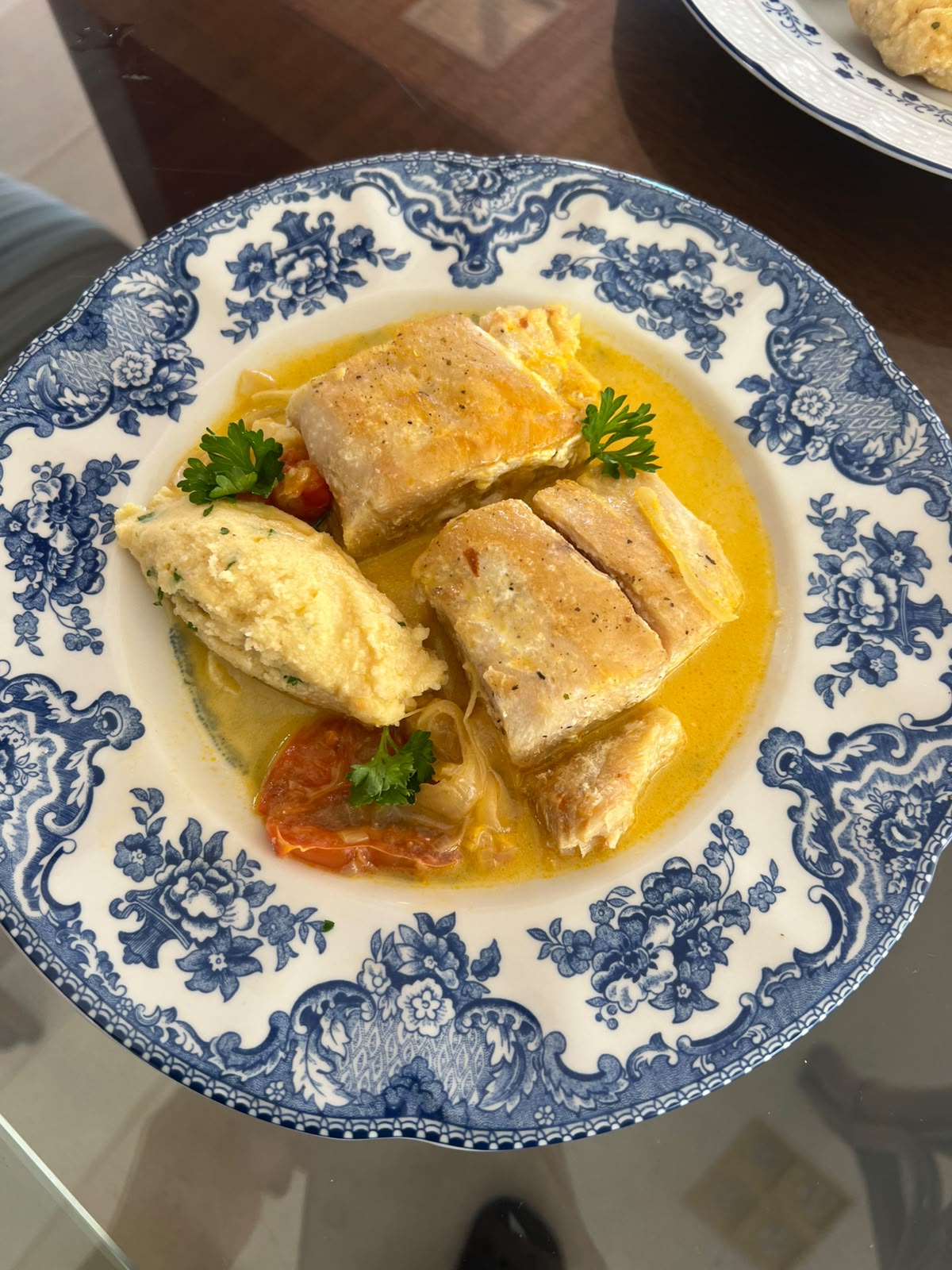 Peixe ao molho de ervas servido pela Chef Helô