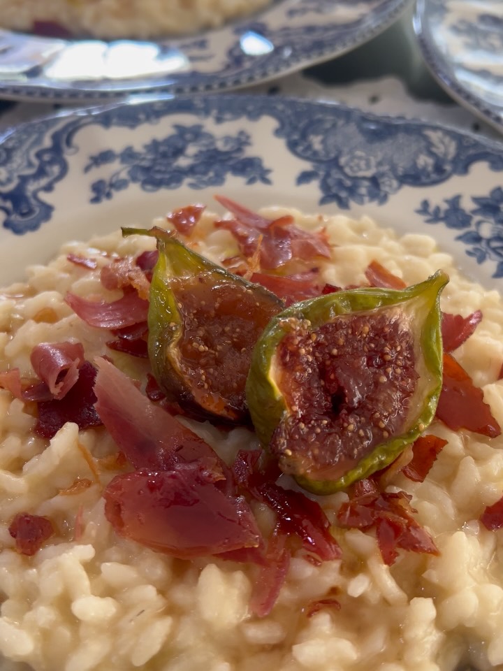 Risoto com figos e presunto cru, prato autoral da Chef Helô
